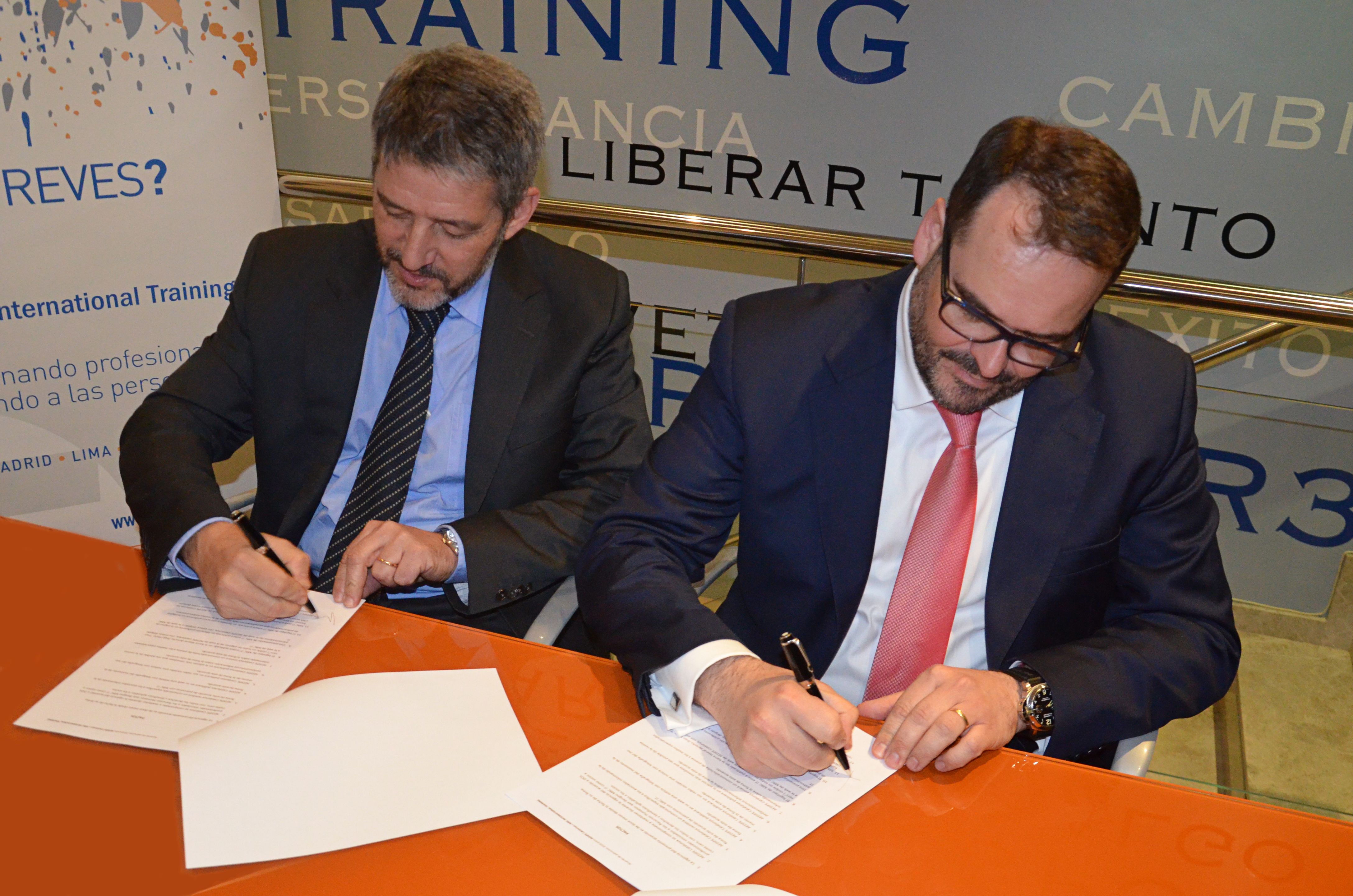 Signatura acord MRC International Training i Aedipe Catalunya